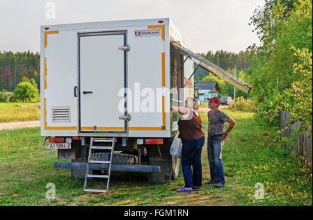 Mobile shop per i prodotti sul carrello nel villaggio. Foto Stock