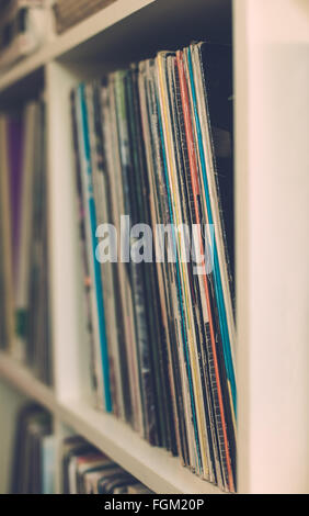 Vintage 33 vinile riproduzione lunga fila sul ripiano selettivo verticale di messa a fuoco Foto Stock