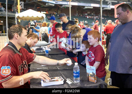 Phoenix, Arizona, Stati Uniti. Xx Febbraio, 2016. Diamondbacks primo baseman Paolo Goldschmidt segni un baseball durante il D-backs Fan Fest al Chase Field Ballpark. Il Fan Fest è un evento annuale che offre ai tifosi accesso senza precedenti alle attuali giocatori, allenatori, gli ex-alunni e le emittenti televisive, tra cui autografo e sessioni di foto sul campo. Lo scorso anno la manifestazione ha attirato una stima di 25.000 tifosi di Chase Field. Credito: Jennifer Mack/Alamy Live News Foto Stock