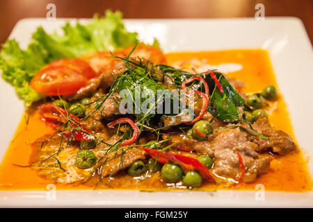 Un piatto di curry tailandese rossa Foto Stock