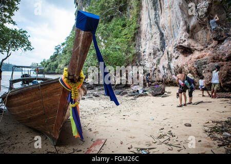 Rockclimbers e una longtail boat sulla West Railay Beach, Provincia di Krabi in Thailandia Foto Stock