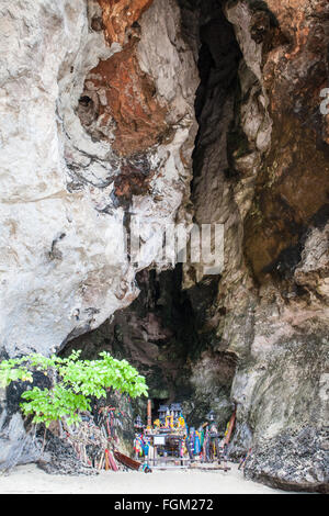 Centinaia di legno simboli fallico linea la principessa caverna al Phra Nang Beach, Railay, Thailandia Foto Stock