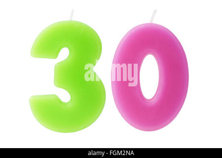 Colorato candeline di compleanno a forma di numero 30 su sfondo bianco Foto Stock