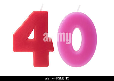 Colorato candeline di compleanno a forma di numero 40 su sfondo bianco Foto Stock