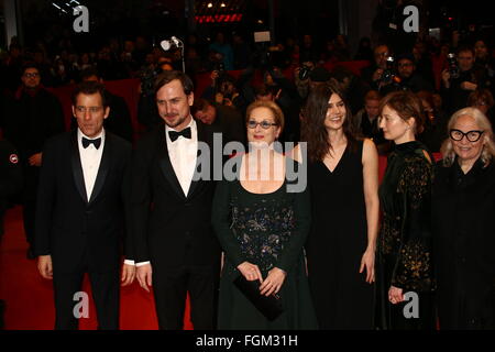 Berlino, Germania. Xx Febbraio 2016. I membri della giuria di arrivare per la cerimonia di premiazione del 66 Berlinale. © Jakob Ratz/Pacific Press/Alamy Live News Foto Stock