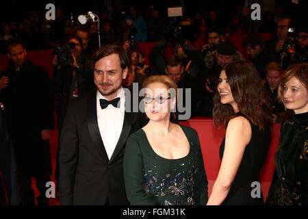 Berlino, Germania. Xx Febbraio 2016. I membri della giuria di arrivare per la cerimonia di premiazione del 66 Berlinale. © Jakob Ratz/Pacific Press/Alamy Live News Foto Stock