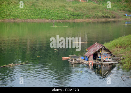 Vecchia casa zattera nel fiume Samprasob a Sangkhlaburi in mattina tempo di Kanchanaburi, Thailandia. Foto Stock