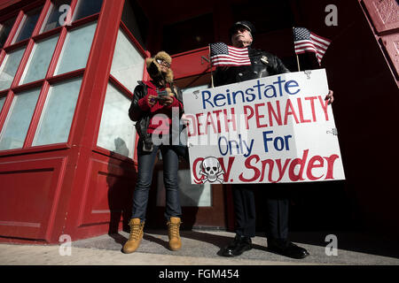 Ann Arbor, MI, Stati Uniti d'America. Xx Febbraio 2016. Egitto Landii, sinistra e Ray Lewis protesta sulla strada principale nel centro di Ann Arbor, MI su Feb 20, 2016. Michigan governatore Rick Snyder è stato tenuto pesanti critiche per la sua manipolazione della Pietra Focaia crisi dell'acqua. © Mark Bialek/ZUMA filo/Alamy Live News Foto Stock