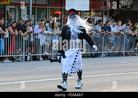 Auckland, Nuova Zelanda, 20 febbraio, 2016. Intrattenitore in anticipo guardia della parata. Credito: David Evans Bailey/Alamy Live News Foto Stock