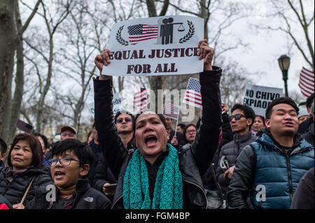 (160221) -- NEW YORK, Feb 21, 2016 (Xinhua) -- una donna grida slogan durante un rally a sostegno della città di New York police officer Peter Liang, a Brooklyn Cadman Plaza Park di New York negli Stati Uniti, febbraio 20, 2016. Peter Liang, a New York City funzionario di polizia di discendenza cinese, è stato trovato colpevole il 11 febbraio di un omicidio colposo oltre le riprese di un uomo nero, prompting timori di discriminazione. Il 9 novembre 20, 2014, Liang, un 27-anno-vecchio con solo un anno e mezzo sul lavoro, era il pattugliamento con il suo partner di Brooklyn East New York housing project quando fu sconvolta da un rumore. In una sta Foto Stock