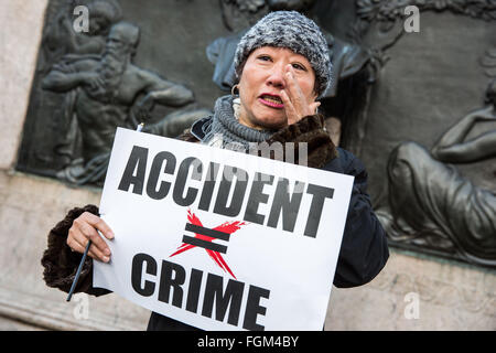 (160221) -- NEW YORK, Feb 21, 2016 (Xinhua) -- una donna in lacrime parla alla stampa durante un rally a sostegno della città di New York police officer Peter Liang, a Brooklyn Cadman Plaza Park di New York negli Stati Uniti, febbraio 20, 2016. Peter Liang, a New York City funzionario di polizia di discendenza cinese, è stato trovato colpevole il 11 febbraio di un omicidio colposo oltre le riprese di un uomo nero, prompting timori di discriminazione. Il 9 novembre 20, 2014, Liang, un 27-anno-vecchio con solo un anno e mezzo sul lavoro, era il pattugliamento con il suo partner di Brooklyn East New York housing project quando fu sconvolta da un n. Foto Stock