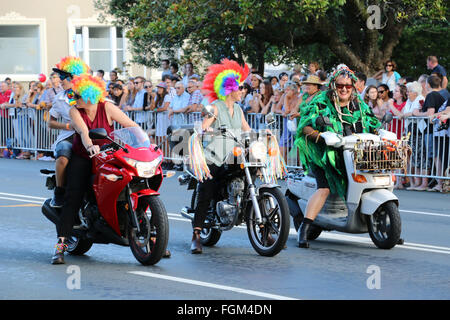 Auckland, Nuova Zelanda, 20 febbraio, 2016. I membri di dighe in bici a guardare la protesta. Credito: David Evans Bailey/Alamy Live News Foto Stock