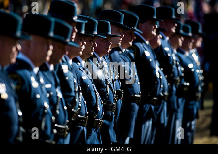 Timonium, Maryland, Stati Uniti d'America. Xx Febbraio 2016. Febbraio 20, 2016 : Deputati attendere l'arrivo del loro compagno caduto al funerale di Harford County Vice Primo Class Mark Logsdon a Dulaney Valley Memorial Gardens in Timonium, Maryland. Questo è stato il secondo dei due funebre per i deputati ucciso il 10 febbraio in un incidente che ha cominciato ad un Panera Bread ubicazione a Abingdon, Maryland. Queste sono state le prime vittime della polizia da arma da fuoco per il Harford sceriffo della contea carica dal 1899. Scott Serio/ESW/CSM/Alamy Live News Foto Stock