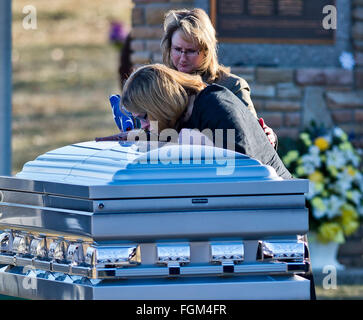 Timonium, Maryland, Stati Uniti d'America. Xx Febbraio 2016. Febbraio 20, 2016 : Jennifer Logsdon dice addio a conclusione del funerale per Harford County Vice Primo Class Mark Logsdon a Dulaney Valley Memorial Gardens in Timonium, Maryland. Questo è stato il secondo dei due funebre per i deputati ucciso il 10 febbraio in un incidente che ha cominciato ad un Panera Bread ubicazione a Abingdon, Maryland. Queste sono state le prime vittime della polizia da arma da fuoco per il Harford sceriffo della contea carica dal 1899. Scott Serio/ESW/CSM/Alamy Live News Foto Stock