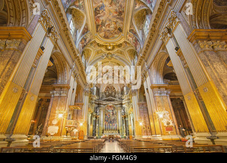 Roma, Italia - 25 Marzo 2015: la navata nella Chiesa Basilica dei Santi XII Apostoli. Foto Stock