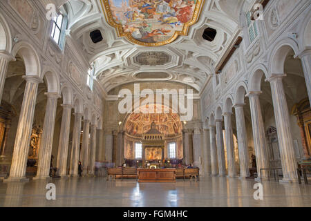 Roma, Italia - 26 Marzo 2015: la navata della chiesa di San Pietro in Vincoli con le colonne di antic. Foto Stock