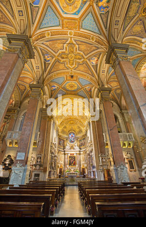 Roma, Italia - 27 Marzo 2015: la navata della chiesa di Santa Maria dell'Anima. Foto Stock