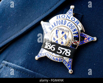 Timonium, Maryland, Stati Uniti d'America. Xx Febbraio 2016. Febbraio 20, 2016 : un lutto di banda badge coperta su un vice al funerale di Harford County Vice Primo Class Mark Logsdon a Dulaney Valley Memorial Gardens in Timonium, Maryland. Questo è stato il secondo dei due funebre per i deputati ucciso il 10 febbraio in un incidente che ha cominciato ad un Panera Bread ubicazione a Abingdon, Maryland. Queste sono state le prime vittime della polizia da arma da fuoco per il Harford sceriffo della contea carica dal 1899. Scott Serio/ESW/CSM/Alamy Live News Foto Stock