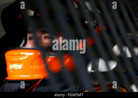 Daytona Beach, FL, Stati Uniti d'America. 19 Feb, 2016. Daytona Beach, FL - Feb 19, 2016: Brendan Gaughan (62) è appeso fuori in garage durante la pratica per il PowerShares QQQ 300 al Daytona International Speedway di Daytona Beach, FL. © csm/Alamy Live News Foto Stock