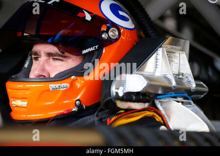 Daytona Beach, FL, Stati Uniti d'America. 19 Feb, 2016. Daytona Beach, FL - Feb 19, 2016: Brendan Gaughan (62) è appeso fuori in garage durante la pratica per il PowerShares QQQ 300 al Daytona International Speedway di Daytona Beach, FL. © csm/Alamy Live News Foto Stock