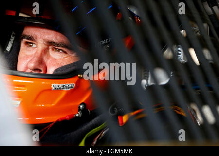 Daytona Beach, FL, Stati Uniti d'America. 19 Feb, 2016. Daytona Beach, FL - Feb 19, 2016: Brendan Gaughan (62) è appeso fuori in garage durante la pratica per il PowerShares QQQ 300 al Daytona International Speedway di Daytona Beach, FL. © csm/Alamy Live News Foto Stock