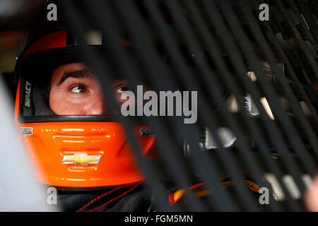 Daytona Beach, FL, Stati Uniti d'America. 19 Feb, 2016. Daytona Beach, FL - Feb 19, 2016: Brendan Gaughan (62) è appeso fuori in garage durante la pratica per il PowerShares QQQ 300 al Daytona International Speedway di Daytona Beach, FL. © csm/Alamy Live News Foto Stock