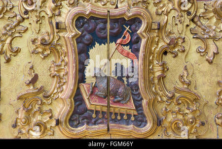 CORDOBA, Spagna - 26 Maggio 2015: Il policromo scolpito dettaglio dell altare della Madonna da 17. cento., monastero Convento Santa Marta. Foto Stock