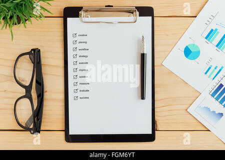 Clipboad e la casella di controllo sulla scrivania la concezione di business Foto Stock