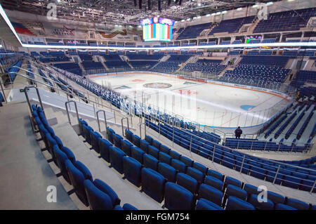 RUSSIA, MOSCA - Aprile 27, 2015: spettatori sedili fila subito prima di hockey gioco CSKA vs SKA squadre di hockey Cup di leggende nel palazzo di ghiaccio VTB, Mosca, Russia Foto Stock