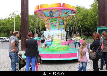 Bambini su un merry-go-round Foto Stock