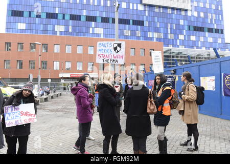 I medici in formazione in 24 ore di sciopero al di fuori del Royal Hospital di Londra a Whitechapel di Londra, Regno Unito. 10 Febbraio, 2016. Foto Stock
