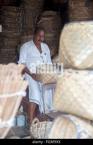 Non identificato cestello di bambù maker in Varkala, India. Foto Stock