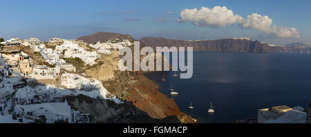 SANTORINI, Grecia - 6 ottobre 2015: Il look da Oia a est nella luce della sera. Foto Stock