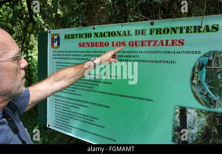 Turistico a Sendero los Quetzales, un sentiero escursionistico sul Volcan Baru Panama Foto Stock