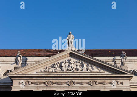 Frontone di Dona Maria II Teatro Nazionale di Lisbona, del XIX secolo in stile neoclassico. Foto Stock