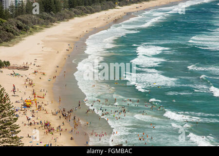 Vista aerea di Burleigh capi spiaggia e l'oceano sulla Gold Coast di Queensland, Australia Foto Stock