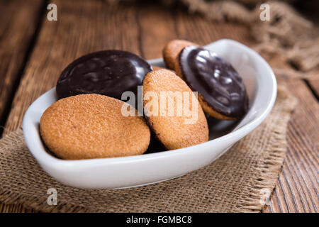 Jaffa dolci (arancione) come close-up shot su sfondo di legno Foto Stock