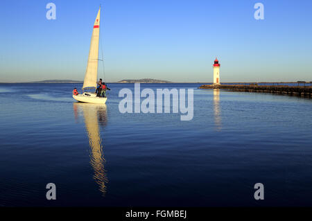 Marseillan, Languedoc-Roussillon, Francia : xx febbraio 2016. Bella giornata invernale in Marseillan vicino al faro Onglous sull'Etang de Thau e l'inizio del Canal du Midi. Credito: Digitalman/Alamy Live News Foto Stock