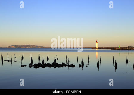 Marseillan, Languedoc-Roussillon, Francia : xx febbraio 2016. Bella giornata invernale in Marseillan vicino al faro Onglous sull'Etang de Thau e l'inizio del Canal du Midi. Credito: Digitalman/Alamy Live News Foto Stock