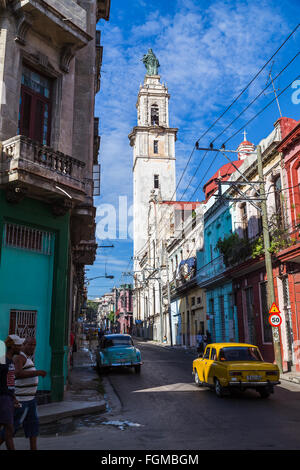 Una statua in alto nel cielo, posizionato su una vecchia torre vicino all'ospedale nel centro di Havana. Foto Stock
