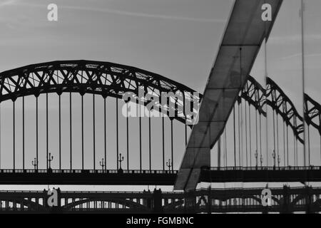 Il Tyne e il livello elevato di ponti riflessa nel vetro cabina di controllo del Millennium Bridge. Convertito in monocromatico Foto Stock