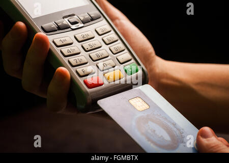 Immagine a colori di un POS e carte di credito. Foto Stock