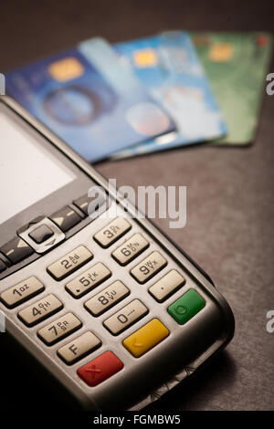 Immagine a colori di un POS e carte di credito. Foto Stock