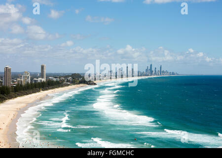 Vista di Surfers Paradise e alti edifici dalla spiaggia, vista da Burleigh testine,Gold Coast,Queensland, Australia Foto Stock