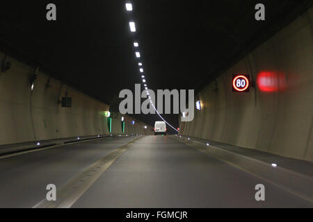 Luci e ombre in una galleria stradale nelle Alpi, Vedeggio-Cassarate Foto Stock