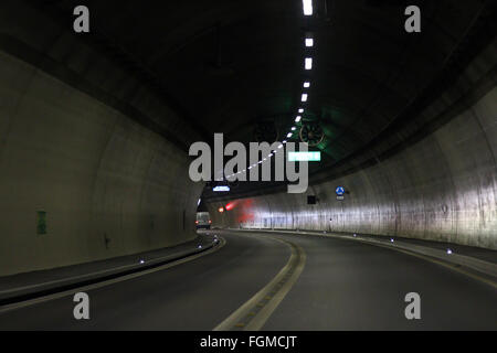 Luci e ombre in una galleria stradale nelle Alpi, Vedeggio-Cassarate Foto Stock