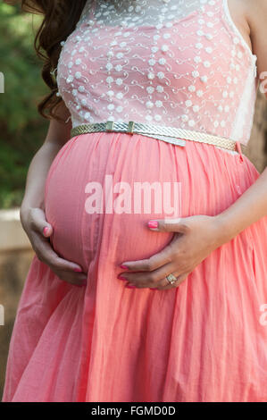 In prossimità di una donna in stato di gravidanza le mani sulla pancia Foto Stock