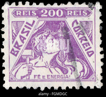 BUDAPEST, Ungheria - 20 febbraio 2016: un timbro stampato in Brasile mostra immagine celebrando energia, circa 1933 Foto Stock