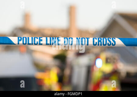 Linea di polizia non nastro trasversale Crime Scene Scene inchiesta indagini di attività criminale incidente cordon cordoned fuori shu Foto Stock