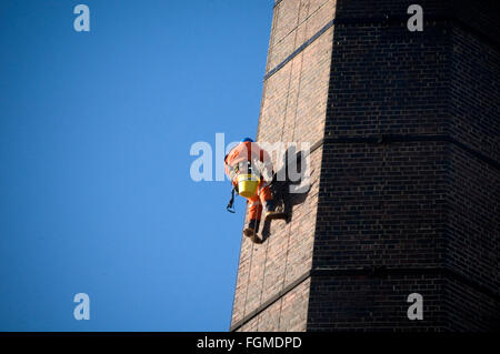 Steeplejack steeplejacks steeple martinetto martinetti lavora in altezza paura delle altezze penzolanti sulle funi Funi salita arrampicata uomo uomini wo Foto Stock